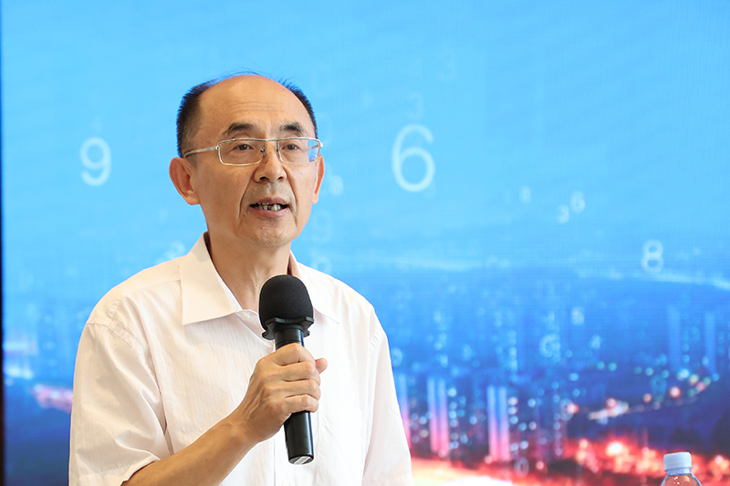 “老交通”智庫(kù)副主任、原交通運(yùn)輸部總工程師周偉主持沙龍.jpg